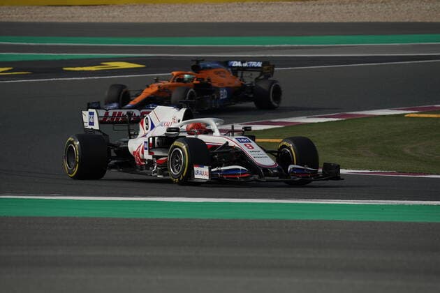 Formula 1 Ooredoo Qatar Grand Prix 2021 19.11.2021, Losail International Circuit, Doha, Formula 1 Ooredoo Qatar Grand Prix 2021 ,im Bild Nikita Mazepin (RUS), Haas F1 Team, Daniel Ricciardo (AUS), McLaren F1 Team
