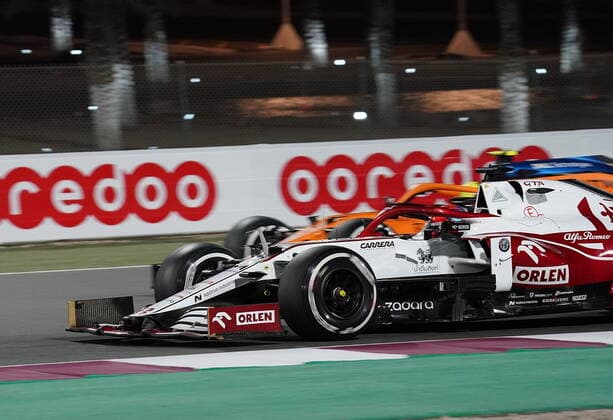 Formula 1 Ooredoo Qatar Grand Prix 2021 19.11.2021, Losail International Circuit, Doha, Formula 1 Ooredoo Qatar Grand Prix 2021 ,im Bild Kimi Raikkonen (FIN), Alfa Romeo Racing ORLEN, Lando Norris (GBR), McLaren F1 Team