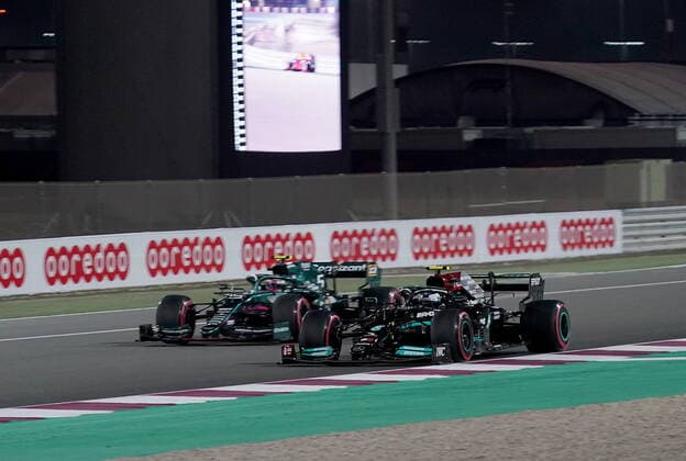 Formula 1 Ooredoo Qatar Grand Prix 2021 19.11.2021, Losail International Circuit, Doha, Formula 1 Ooredoo Qatar Grand Prix 2021 ,im Bild Valtteri Bottas (FIN), Mercedes-AMG Petronas Formula One Team, Sebastian Vettel (DEU), Aston Martin Cognizant Formula One Team