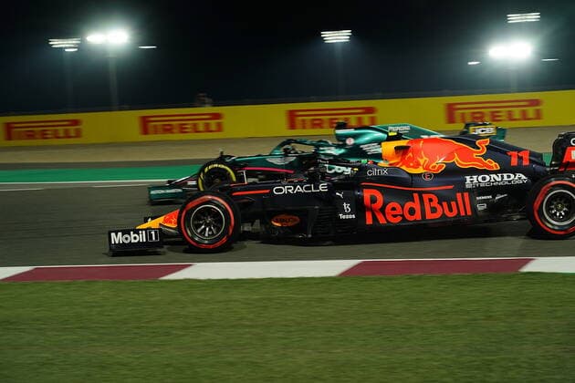 Formula 1 Ooredoo Qatar Grand Prix 2021 19.11.2021, Losail International Circuit, Doha, Formula 1 Ooredoo Qatar Grand Prix 2021 ,im Bild Sergio Perez (MEX), Red Bull Racing Honda, Lance Stroll (CAN), Aston Martin Cognizant Formula One Team