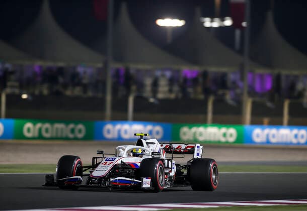 47 SCHUMACHER Mick (ger), Haas F1 Team VF-21 Ferrari, action during the Formula 1 Ooredoo Qatar Grand Prix 2021, 20th round of the 2021 FIA Formula One World Championship, WM, Weltmeisterschaft from November 19 to 21, 2021 on the Losail International Circuit, in Lusail, Qatar - F1 - QATAR GRAND PRIX 2021 DPPI Panoramic  F12021GP20QAT_JK232083