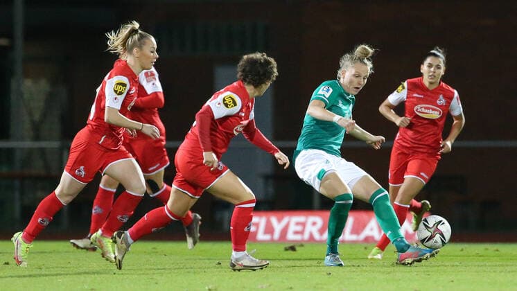 v.li.: Lina Hausicke (SV Werder Bremen, 18) am Ball, Einzelbild, Ganzkörper, Aktion, Action, Spielszene, DIE DFB-RICHTLINIEN UNTERSAGEN JEGLICHE NUTZUNG VON FOTOS ALS SEQUENZBILDER UND ODER VIDEOÄHNLICHE FOTOSTRECKEN. DFB REGULATIONS PROHIBIT ANY USE OF PHOTOGRAPHS AS IMAGE SEQUENCES AND OR QUASI-VIDEO., 19.11.2021, Bremen (Deutschland), Fussball, Flyeralarm Frauen-Bundesliga, SV Werder Bremen - 1. FC Köln