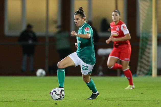 v.li.: Rieke Dieckmann (SV Werder Bremen, 22) am Ball, Einzelbild, Ganzkörper, Aktion, Action, Spielszene, DIE DFB-RICHTLINIEN UNTERSAGEN JEGLICHE NUTZUNG VON FOTOS ALS SEQUENZBILDER UND ODER VIDEOÄHNLICHE FOTOSTRECKEN. DFB REGULATIONS PROHIBIT ANY USE OF PHOTOGRAPHS AS IMAGE SEQUENCES AND OR QUASI-VIDEO., 19.11.2021, Bremen (Deutschland), Fussball, Flyeralarm Frauen-Bundesliga, SV Werder Bremen - 1. FC Köln