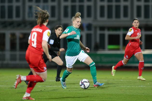 v.li.: Lina Hausicke (SV Werder Bremen, 18) am Ball, Einzelbild, Ganzkörper, Aktion, Action, Spielszene, DIE DFB-RICHTLINIEN UNTERSAGEN JEGLICHE NUTZUNG VON FOTOS ALS SEQUENZBILDER UND ODER VIDEOÄHNLICHE FOTOSTRECKEN. DFB REGULATIONS PROHIBIT ANY USE OF PHOTOGRAPHS AS IMAGE SEQUENCES AND OR QUASI-VIDEO., 19.11.2021, Bremen (Deutschland), Fussball, Flyeralarm Frauen-Bundesliga, SV Werder Bremen - 1. FC Köln