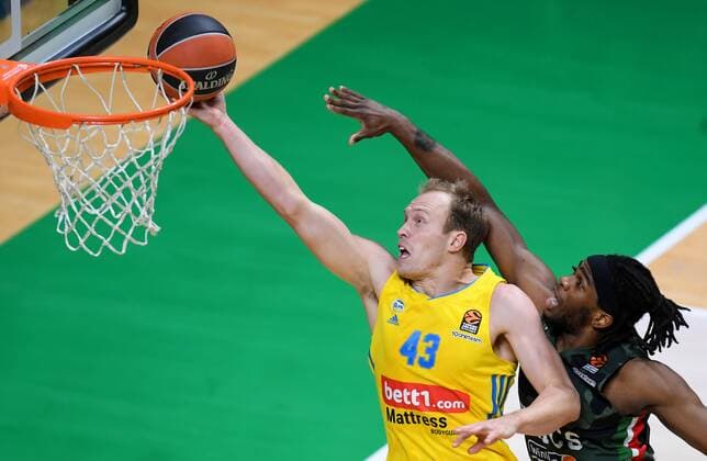 Russia Basketball Euroleague UNICS - Alba 6699928 19.11.2021 UNICS Jarrell Brantley, right, and Alba s Luke Sikma struggle for a ball during the Euroleague basketball match between UNICS Kazan and Alba Berlin, in Kazan, Russia s Republic of Tatarstan. Maksim Bogodvid Sputnik Kazan Russia  Copyright: xMaksimxBogodvidx