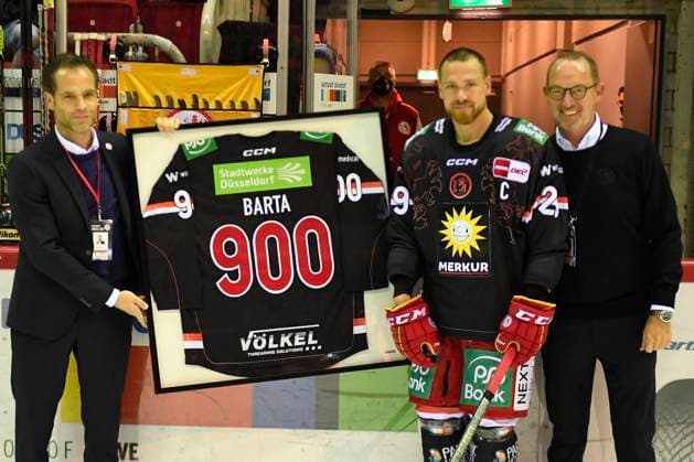 Sport Themen der Woche KW46 Sport Bilder des Tages Eishockey DEL 22. Spieltag: Düsseldorfer EG vs Schwenninger Wild Wings am 19.11.2021 im PSD Bank Dome in Düsseldorf Düsseldorfs Alexander Barta (Nr.29) wird von Düsseldorfs Sportlicher Leiter Nikolaus Mondt und Düsseldorfs Geschäftsführer Stefan Wirtz zu seinem 900. DEL-Spiel geehrt *** Eishockey DEL 22 Spieltag Düsseldorfer EG vs Schwenninger Wild Wings on 19 11 2021 at PSD Bank Dome in Düsseldorf Düsseldorfs Alexander Barta Nr 29 is honoured by Düsseldorfs sporting director Nikolaus Mondt and Düsseldorfs general manager Stefan Wirtz for his 900 DEL game WD