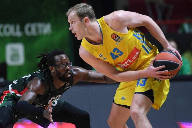 Sport Themen der Woche KW46 Russia Basketball Euroleague UNICS - Alba 6700132 19.11.2021 UNICS John Brown, left, and Alba s Luke Sikma struggle for a ball during the Euroleague basketball match between UNICS Kazan and Alba Berlin, in Kazan, Russia s Republic of Tatarstan. Maksim Bogodvid Sputnik Kazan Russia  Copyright: xMaksimxBogodvidx