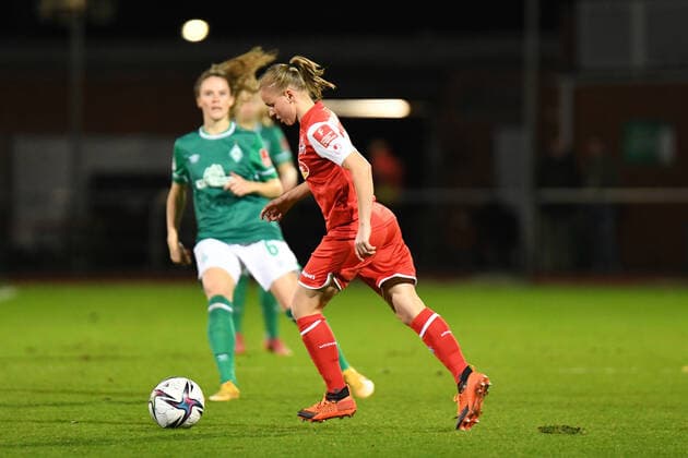Fussball I Frauen I Saison 2021-2022 I 1. Frauen-Bundesliga I 9. Spieltag I SV Werder Bremen - 1. FC Koeln I 19.11.2021 Laura Donhauser ( 25, 1. FC Koeln) am Ball Bremen Stadion Platz 11 Bremen Deutschland Copyright: xLobeca Schlikisx
