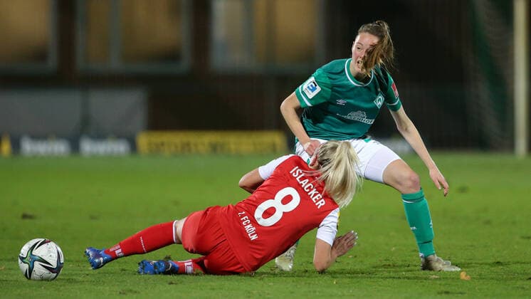 v.li.: Mandy Islacker (1. FC Köln, 8) und Ina Timmermann (SV Werder Bremen, 21) im Zweikampf, Duell, Dynamik, Aktion, Action, Spielszene, DIE DFB-RICHTLINIEN UNTERSAGEN JEGLICHE NUTZUNG VON FOTOS ALS SEQUENZBILDER UND ODER VIDEOÄHNLICHE FOTOSTRECKEN. DFB REGULATIONS PROHIBIT ANY USE OF PHOTOGRAPHS AS IMAGE SEQUENCES AND OR QUASI-VIDEO., 19.11.2021, Bremen (Deutschland), Fussball, Flyeralarm Frauen-Bundesliga, SV Werder Bremen - 1. FC Köln