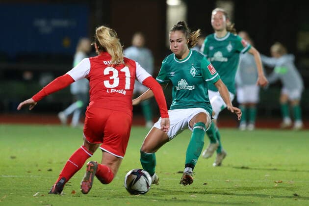 v.li.: Rachel Rinast (1. FC Köln, 31) und Maja Sternad (SV Werder Bremen, 11) im Zweikampf, Duell, Dynamik, Aktion, Action, Spielszene, DIE DFB-RICHTLINIEN UNTERSAGEN JEGLICHE NUTZUNG VON FOTOS ALS SEQUENZBILDER UND ODER VIDEOÄHNLICHE FOTOSTRECKEN. DFB REGULATIONS PROHIBIT ANY USE OF PHOTOGRAPHS AS IMAGE SEQUENCES AND OR QUASI-VIDEO., 19.11.2021, Bremen (Deutschland), Fussball, Flyeralarm Frauen-Bundesliga, SV Werder Bremen - 1. FC Köln