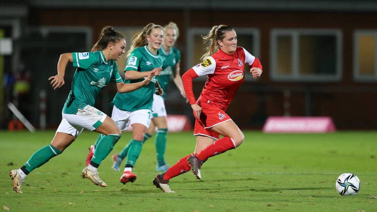 Sport Bilder des Tages v.li.: Maja Sternad (SV Werder Bremen, 11) und Rachel Rinast (1. FC Köln, 31) im Laufduell, Zweikampf, Duell, Dynamik, Aktion, Action, Spielszene, DIE DFB-RICHTLINIEN UNTERSAGEN JEGLICHE NUTZUNG VON FOTOS ALS SEQUENZBILDER UND ODER VIDEOÄHNLICHE FOTOSTRECKEN. DFB REGULATIONS PROHIBIT ANY USE OF PHOTOGRAPHS AS IMAGE SEQUENCES AND OR QUASI-VIDEO., 19.11.2021, Bremen (Deutschland), Fussball, Flyeralarm Frauen-Bundesliga, SV Werder Bremen - 1. FC Köln *** f l Maja Sternad SV Werder Bremen, 11 and Rachel Rinast 1 FC Köln, 31 in running duel, duel, duel, dynamics, action, game scene, THE DFB REGULATIONS PROHIBIT ANY USE OF PHOTOGRAPHS AS IMAGE SEQUENCES AND OR QUASI VIDEO , 19 11 2021, Bremen Germany , Football, Flyeralarm Frauen Bundesliga, SV Werder Bremen 1 FC Köln xobx
