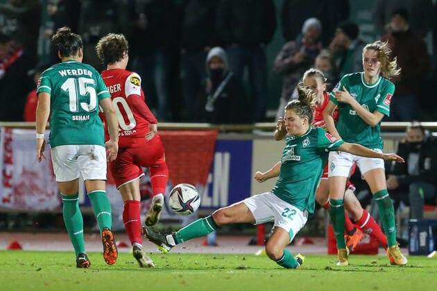 v.li.: Anja Pfluger (1. FC Köln, 20) und Rieke Dieckmann (SV Werder Bremen, 22) im Zweikampf, Duell, Dynamik, Aktion, Action, Spielszene, DIE DFB-RICHTLINIEN UNTERSAGEN JEGLICHE NUTZUNG VON FOTOS ALS SEQUENZBILDER UND ODER VIDEOÄHNLICHE FOTOSTRECKEN. DFB REGULATIONS PROHIBIT ANY USE OF PHOTOGRAPHS AS IMAGE SEQUENCES AND OR QUASI-VIDEO., 19.11.2021, Bremen (Deutschland), Fussball, Flyeralarm Frauen-Bundesliga, SV Werder Bremen - 1. FC Köln
