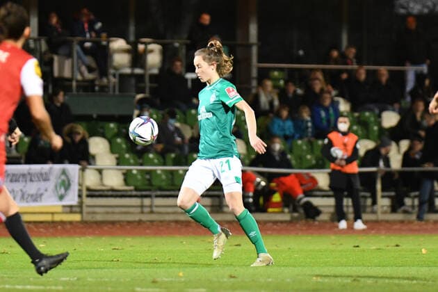 Fussball I Frauen I Saison 2021-2022 I 1. Frauen-Bundesliga I 9. Spieltag I SV Werder Bremen - 1. FC Koeln I 19.11.2021 Ballannahme Ina Timmermann ( 21, SV Werder Bremen) Bremen Stadion Platz 11 Bremen Deutschland Copyright: xLobeca Schlikisx
