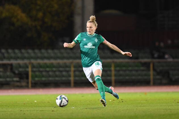 Fussball I Frauen I Saison 2021-2022 I 1. Frauen-Bundesliga I 9. Spieltag I SV Werder Bremen - 1. FC Koeln I 19.11.2021 Lina Hausicke ( 18, SV Werder Bremen) am Ball Bremen Stadion Platz 11 Bremen Deutschland Copyright: xLobeca Schlikisx