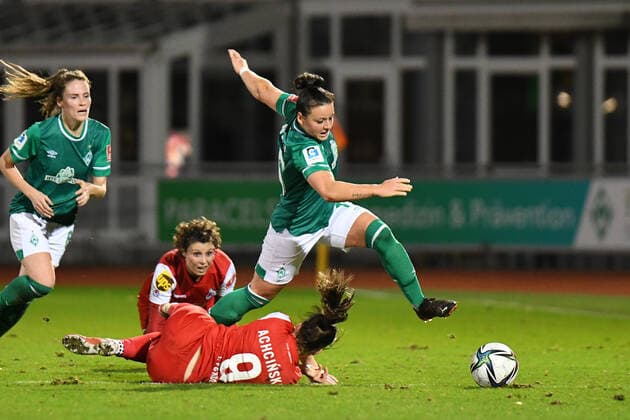 Fussball I Frauen I Saison 2021-2022 I 1. Frauen-Bundesliga I 9. Spieltag I SV Werder Bremen - 1. FC Koeln I 19.11.2021 Jasmin Sehan ( 15, SV Werder Bremen) laesst Adriana Achcinska ( 9, 1. FC Koeln) liegen Bremen Stadion Platz 11 Bremen Deutschland Copyright: xLobeca Schlikisx