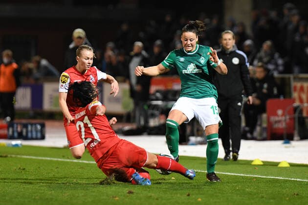 Fussball I Frauen I Saison 2021-2022 I 1. Frauen-Bundesliga I 9. Spieltag I SV Werder Bremen - 1. FC Koeln I 19.11.2021 Jasmin Sehan ( 15, SV Werder Bremen) wird von Peggy Kuznik ( 21, 1. FC Koeln) weggegraetscht Bremen Stadion Platz 11 Bremen Deutschland Copyright: xLobeca Schlikisx