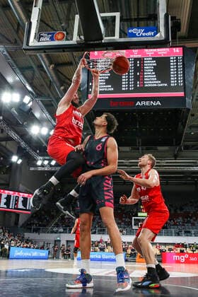 links Martinas Geben (Brose Bamberg, 22) rechts 06 Michael Kessens (Telekom Baskets Bonn) Brose Bamberg - Telekom Baskets Bonn - easyCredit-BBL - Basketball Bundesliga Saison 2021 22 Spieltag 8, 19.11.2021 Bamberg, Brose Arena Copyright: DanielxLöb