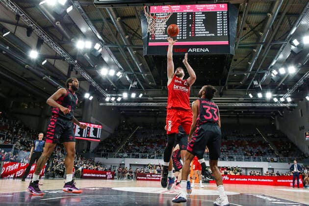 Mitte Martinas Geben (Brose Bamberg, 22) links 04 Justin Gorham (Telekom Baskets Bonn) rechts 33 Parker Jackson-Cartwright (Telekom Baskets Bonn) Brose Bamberg - Telekom Baskets Bonn - easyCredit-BBL - Basketball Bundesliga Saison 2021 22 Spieltag 8, 19.11.2021 Bamberg, Brose Arena Copyright: DanielxLöb