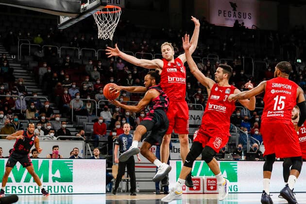 links 33 Parker Jackson-Cartwright (Telekom Baskets Bonn) Mitte Christian Sengfelder (Brose Bamberg, 43) rechts Dominic Lockhart (Brose Bamberg, 03) Brose Bamberg - Telekom Baskets Bonn - easyCredit-BBL - Basketball Bundesliga Saison 2021 22 Spieltag 8, 19.11.2021 Bamberg, Brose Arena Copyright: DanielxLöb