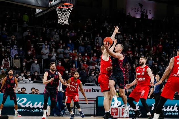 Mitte 09 Karsten Tadda (Telekom Baskets Bonn) links Christian Sengfelder (Brose Bamberg, 43) rechts Martinas Geben (Brose Bamberg, 22) Brose Bamberg - Telekom Baskets Bonn - easyCredit-BBL - Basketball Bundesliga Saison 2021 22 Spieltag 8, 19.11.2021 Bamberg, Brose Arena Copyright: DanielxLöb
