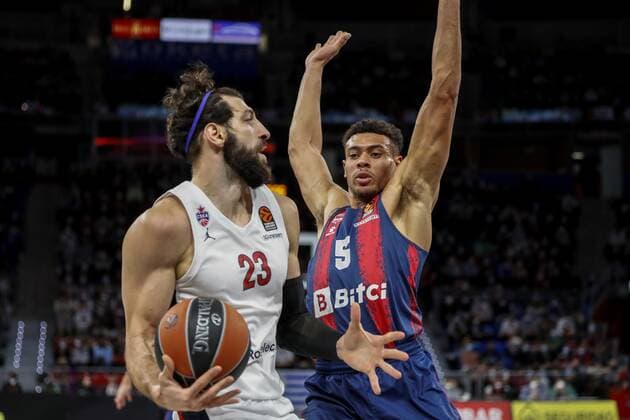 Baskonia s guard Wade Baldwin (R) defends CKSA s forward Toko Shengelia (L) during the Euroleague game between Bitci Baskonia and CSKA Moscow at Fernando Buesa pavilion in Vitoria, Basque Country, Spain, 19 November 2021. Bitci Baskonia - CSKA Moscow !ACHTUNG: NUR REDAKTIONELLE NUTZUNG!  Copyright: xDavidxAguilarx GRAF6464 20211119-dfa6c0f00954ff4f94eb4682154f9d06031a3adb