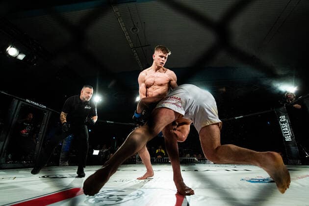 Sport Themen der Woche KW46 Sport Bilder des Tages 211119 Sveriges David Jacobsson och Ukrainas Anatoly Tarasenko i en MMA-match under kampsportsgalan Bulldog Fight Night den 19 november 2021 i Göteborg. *** 211119 Swedens David Jacobsson and Ukraines Anatoly Tarasenko in an MMA match during the martial arts gala Bulldog Fight Night on November 19, 2021 in Gothenburg,  Copyright: MATHIASxBERGELD BB211119MB030