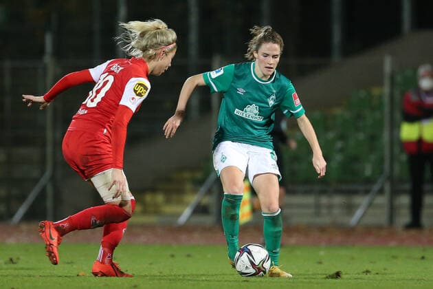 v.li.: Sharon Beck (1. FC Köln, 10) und Reena Wichmann (SV Werder Bremen, 6) im Zweikampf, Duell, Dynamik, Aktion, Action, Spielszene, DIE DFB-RICHTLINIEN UNTERSAGEN JEGLICHE NUTZUNG VON FOTOS ALS SEQUENZBILDER UND ODER VIDEOÄHNLICHE FOTOSTRECKEN. DFB REGULATIONS PROHIBIT ANY USE OF PHOTOGRAPHS AS IMAGE SEQUENCES AND OR QUASI-VIDEO., 19.11.2021, Bremen (Deutschland), Fussball, Flyeralarm Frauen-Bundesliga, SV Werder Bremen - 1. FC Köln