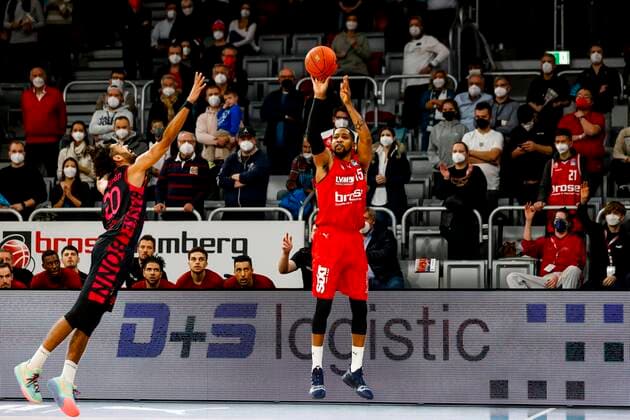 rechts Trevis Simpson (Brose Bamberg, 15) links 20 Jeremy Morgan (Telekom Baskets Bonn) Brose Bamberg - Telekom Baskets Bonn - easyCredit-BBL - Basketball Bundesliga Saison 2021 22 Spieltag 8, 19.11.2021 Bamberg, Brose Arena Copyright: DanielxLöb