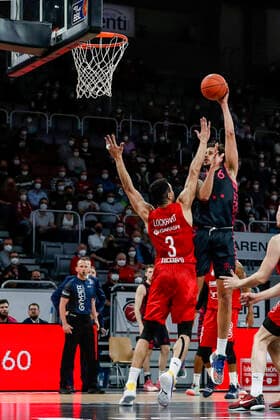 rechts 06 Michael Kessens (Telekom Baskets Bonn) links Dominic Lockhart (Brose Bamberg, 03) Brose Bamberg - Telekom Baskets Bonn - easyCredit-BBL - Basketball Bundesliga Saison 2021 22 Spieltag 8, 19.11.2021 Bamberg, Brose Arena Copyright: DanielxLöb