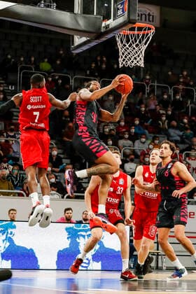 rechts 04 Justin Gorham (Telekom Baskets Bonn) links Shannon Scott (Brose Bamberg, 07) Brose Bamberg - Telekom Baskets Bonn - easyCredit-BBL - Basketball Bundesliga Saison 2021 22 Spieltag 8, 19.11.2021 Bamberg, Brose Arena Copyright: DanielxLöb
