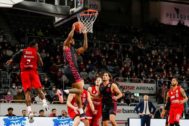 Mitte 04 Justin Gorham (Telekom Baskets Bonn) links Shannon Scott (Brose Bamberg, 07) rechts 06 Michael Kessens (Telekom Baskets Bonn) Brose Bamberg - Telekom Baskets Bonn - easyCredit-BBL - Basketball Bundesliga Saison 2021 22 Spieltag 8, 19.11.2021 Bamberg, Brose Arena Copyright: DanielxLöb