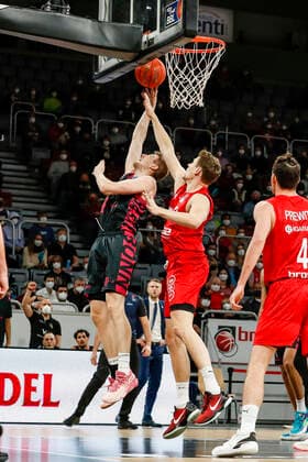links 12 Skyler Bowlin (Telekom Baskets Bonn) rechts Patrick Heckmann (Brose Bamberg, 33) Brose Bamberg - Telekom Baskets Bonn - easyCredit-BBL - Basketball Bundesliga Saison 2021 22 Spieltag 8, 19.11.2021 Bamberg, Brose Arena Copyright: DanielxLöb