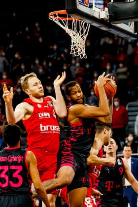 links Christian Sengfelder (Brose Bamberg, 43) rechts 04 Justin Gorham (Telekom Baskets Bonn) Brose Bamberg - Telekom Baskets Bonn - easyCredit-BBL - Basketball Bundesliga Saison 2021 22 Spieltag 8, 19.11.2021 Bamberg, Brose Arena Copyright: DanielxLöb