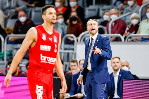 rechts Coach Iisalo Tuomas (Telekom Baskets Bonn) Brose Bamberg - Telekom Baskets Bonn - easyCredit-BBL - Basketball Bundesliga Saison 2021 22 Spieltag 8, 19.11.2021 Bamberg, Brose Arena Copyright: DanielxLöb