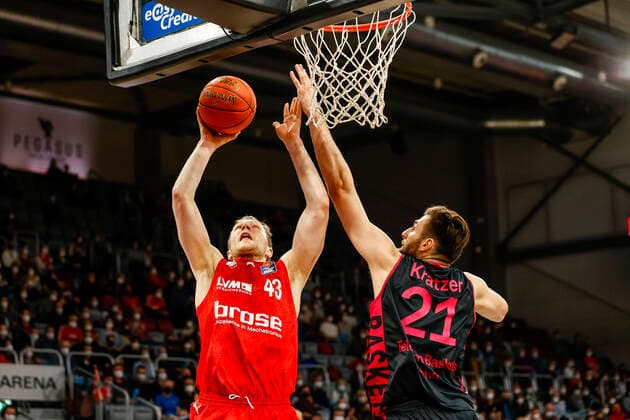 links Christian Sengfelder (Brose Bamberg, 43) rechts 21 Leon Kratzer (Telekom Baskets Bonn) Brose Bamberg - Telekom Baskets Bonn - easyCredit-BBL - Basketball Bundesliga Saison 2021 22 Spieltag 8, 19.11.2021 Bamberg, Brose Arena Copyright: DanielxLöb