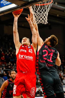 links Christian Sengfelder (Brose Bamberg, 43) rechts 21 Leon Kratzer (Telekom Baskets Bonn) Brose Bamberg - Telekom Baskets Bonn - easyCredit-BBL - Basketball Bundesliga Saison 2021 22 Spieltag 8, 19.11.2021 Bamberg, Brose Arena Copyright: DanielxLöb