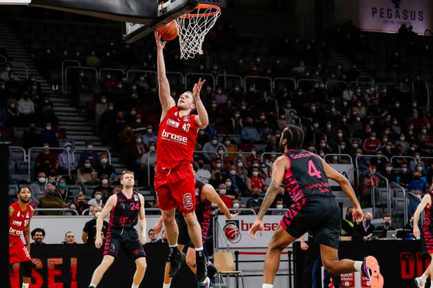 Mitte Christian Sengfelder (Brose Bamberg, 43) links 24 Tim Hasbargen (Telekom Baskets Bonn) rechts 04 Justin Gorham (Telekom Baskets Bonn) Brose Bamberg - Telekom Baskets Bonn - easyCredit-BBL - Basketball Bundesliga Saison 2021 22 Spieltag 8, 19.11.2021 Bamberg, Brose Arena Copyright: DanielxLöb