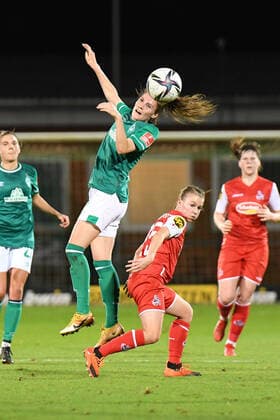 Fussball I Frauen I Saison 2021-2022 I 1. Frauen-Bundesliga I 9. Spieltag I SV Werder Bremen - 1. FC Koeln I 19.11.2021 Kopfball Reena Wichmann ( 6, SV Werder Bremen) den Laura Donhauser ( 25, 1. FC Koeln) nicht verhindern kann Bremen Stadion Platz 11 Bremen Deutschland Copyright: xLobeca Schlikisx