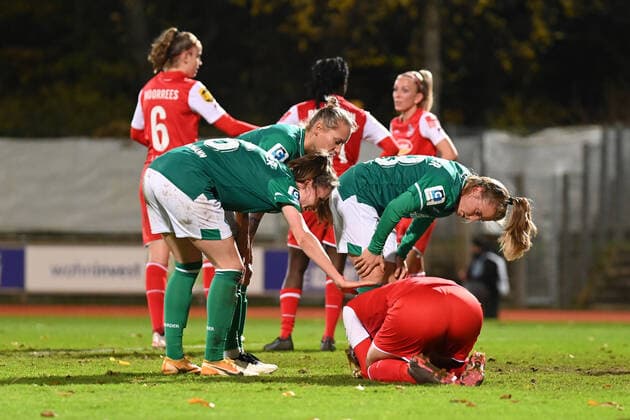 Fussball I Frauen I Saison 2021-2022 I 1. Frauen-Bundesliga I 9. Spieltag I SV Werder Bremen - 1. FC Koeln I 19.11.2021 Die Spielerinnen von SV Werder Bremen kümmern sich um Rachel Rinast ( 31, 1. FC Koeln) Bremen Stadion Platz 11 Bremen Deutschland Copyright: xLobeca Schlikisx