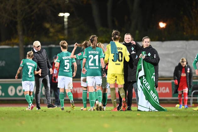 Fussball I Frauen I Saison 2021-2022 I 1. Frauen-Bundesliga I 9. Spieltag I SV Werder Bremen - 1. FC Koeln I 19.11.2021 SV Werder Bremen auf dem Weg in die Kabine Bremen Stadion Platz 11 Bremen Deutschland Copyright: xLobeca Schlikisx