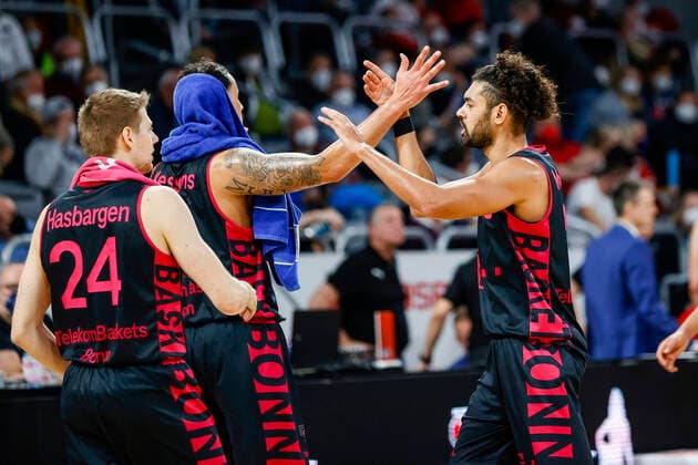rechts 20 Jeremy Morgan (Telekom Baskets Bonn) links 24 Tim Hasbargen (Telekom Baskets Bonn) Brose Bamberg - Telekom Baskets Bonn - easyCredit-BBL - Basketball Bundesliga Saison 2021 22 Spieltag 8, 19.11.2021 Bamberg, Brose Arena Copyright: DanielxLöb