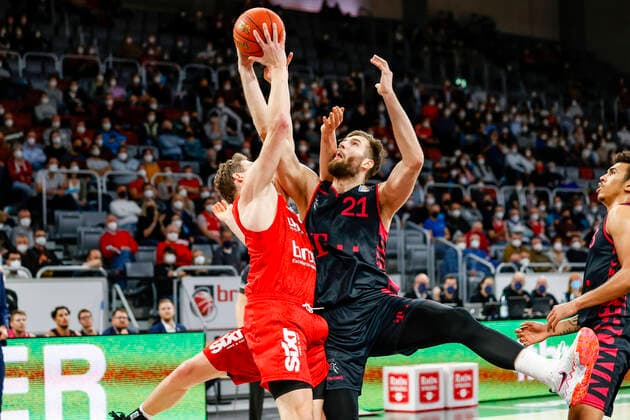 links Patrick Heckmann (Brose Bamberg, 33) rechts 21 Leon Kratzer (Telekom Baskets Bonn) Brose Bamberg - Telekom Baskets Bonn - easyCredit-BBL - Basketball Bundesliga Saison 2021 22 Spieltag 8, 19.11.2021 Bamberg, Brose Arena Copyright: DanielxLöb