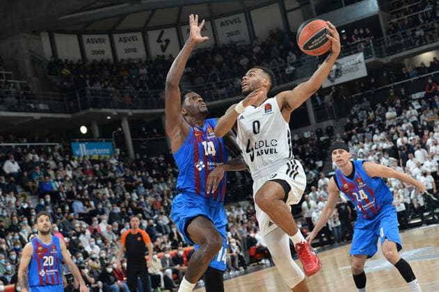 Elie Okobo (asvel) vs Nigel Hayes-Davis (barcelone) BASKETBALL : LDLC ASVEL vs FC Barcelone - Euroleague - 19 11 2021 FredericChambert Panoramic 