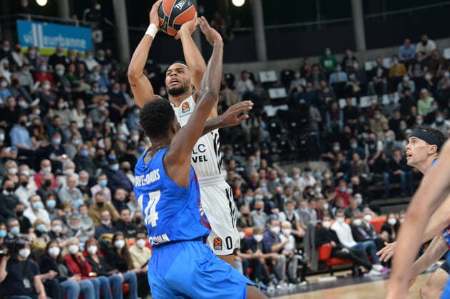 Elie Okobo (asvel) vs Nigel Hayes-Davis (barcelone) BASKETBALL : LDLC ASVEL vs FC Barcelone - Euroleague - 19 11 2021 FredericChambert Panoramic 
