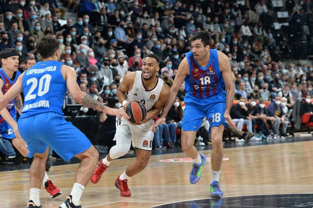 Elie Okobo (asvel) vs Pierre Oriola (barcelone) BASKETBALL : LDLC ASVEL vs FC Barcelone - Euroleague - 19 11 2021 FredericChambert Panoramic 