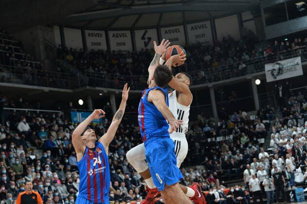 Elie Okobo (asvel) vs Brandon Davis (barcelone) BASKETBALL : LDLC ASVEL vs FC Barcelone - Euroleague - 19 11 2021 FredericChambert Panoramic 
