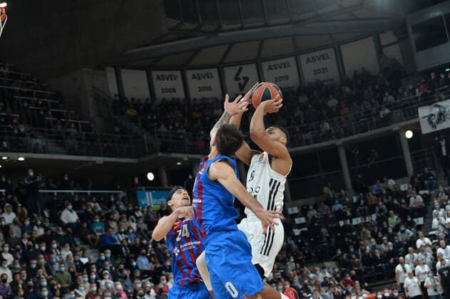 Elie Okobo (asvel) vs Brandon Davis (barcelone) BASKETBALL : LDLC ASVEL vs FC Barcelone - Euroleague - 19 11 2021 FredericChambert Panoramic 