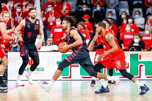 links 20 Jeremy Morgan (Telekom Baskets Bonn) rechts Trevis Simpson (Brose Bamberg, 15) Brose Bamberg - Telekom Baskets Bonn - easyCredit-BBL - Basketball Bundesliga Saison 2021 22 Spieltag 8, 19.11.2021 Bamberg, Brose Arena Copyright: DanielxLöb