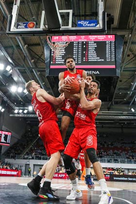 Mitte Marvin Omuvwie (Brose Bamberg, 11) links Patrick Heckmann (Brose Bamberg, 33) rechts Dominic Lockhart (Brose Bamberg, 03) Brose Bamberg - Telekom Baskets Bonn - easyCredit-BBL - Basketball Bundesliga Saison 2021 22 Spieltag 8, 19.11.2021 Bamberg, Brose Arena Copyright: DanielxLöb