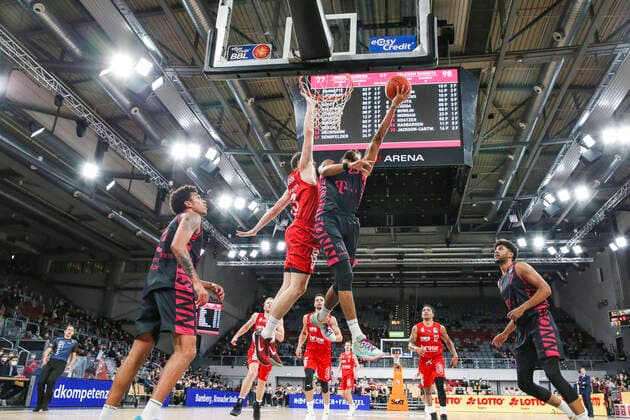 rechts 20 Jeremy Morgan (Telekom Baskets Bonn) links Patrick Heckmann (Brose Bamberg, 33) Brose Bamberg - Telekom Baskets Bonn - easyCredit-BBL - Basketball Bundesliga Saison 2021 22 Spieltag 8, 19.11.2021 Bamberg, Brose Arena Copyright: DanielxLöb
